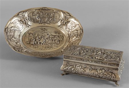 Scatola e vassoietto in argento sbalzato a motivi 