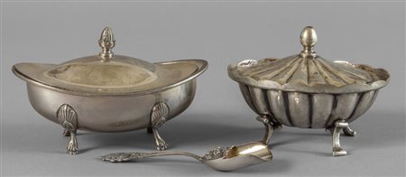 Due zuccheriere in argento sbalzato<br>gr.369