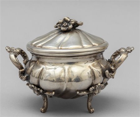 Zuccheriera in argento con manici finemente 