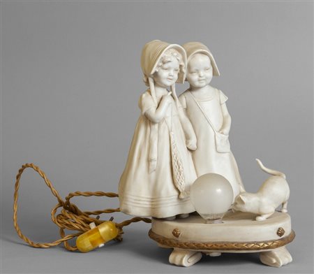 Lampada in biscuit raffigurante due bambine con 