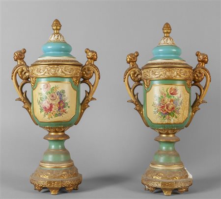 Coppia di vasi in porcellana policroma decorati 