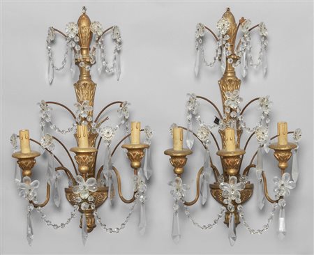 Coppia di apliques in stile Luigi XVI in legno 