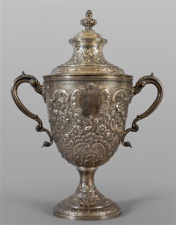 Grande coppa con coperchio in argento sbalzato a 