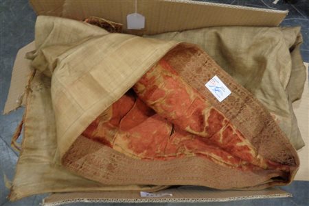 Scatola magica contenente stoffa del sec.XVI e 