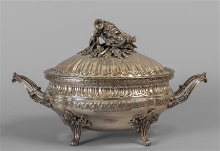 Importante zuppiera in argento sbalzato con 