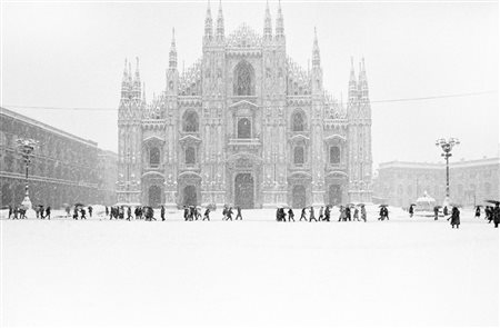 Virgilio Carnisio (1938)  - Milano, Piazza del Duomo, 1985