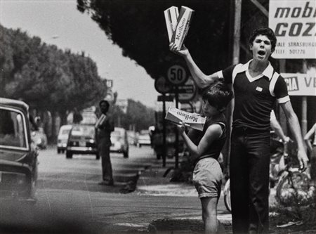 Letizia Battaglia (1935)  - Palermo - Anche i bambini lavorano nel contrabbando di sigarette, years 1970/1980
