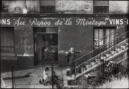 Willy Ronis (1910-2009)  - Senza titolo (Rue Vilin), years 1950
