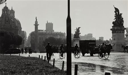Herbert List (1903-1975)  - Roma, Colonna Traiana, years 1960/1970