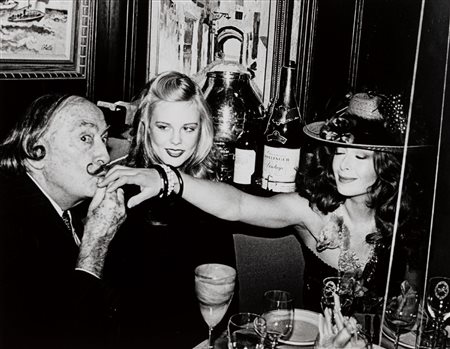 Roxanne Lowit (1965)  - Salvador Dalì, Janet Daly and the Recipient of a Kiss, NYC, 1979