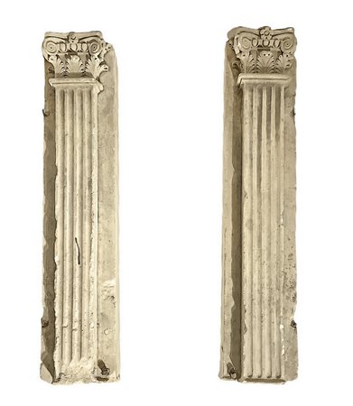 Coppia di colonne in marmo bianco scolpite a lesene con capitelli corinzi. H cm 80, larghezza cm 18, profonditÃ  cm 16