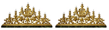 Coppia di candelabri a sette luci in legno dorato a foglia a forma piramidale. Fine XVIII secolo. Base cm 112x14, altezz