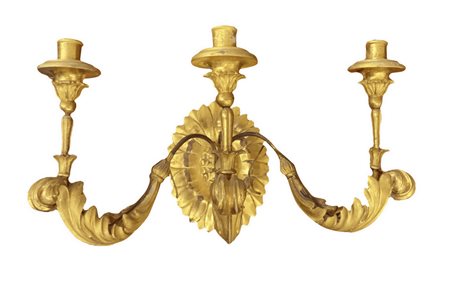 Applique in legno dorato a foglia, tre fiamme. XVIII secolo. Base non coeva. Base cm 30. Sporgenza applique cm 45. Largh