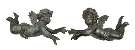 Coppia di angeli in bronzo, XIX secolo. Lunghezza cm 36