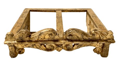 Leggio in legno dorato. XVIII secolo. H cm 19. Larghezza cm 38. ProfonditÃ  cm 29