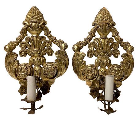 Coppia di applique in legno dorato, XIX /XX secolo. H cm 28.