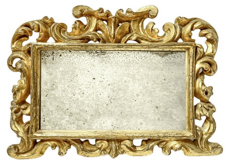 Piccola specchiera con specchio a mercurio, con cornice barocca in legno dorato a foglia. H cm 37. Larghezza cm 52