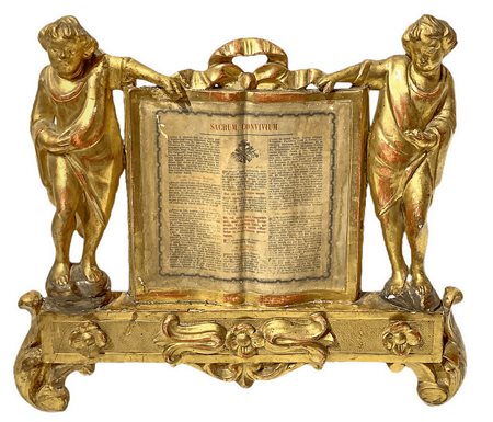 Cartagloria in legno dorato con a latere scultura di due giovani. XVIII secolo.