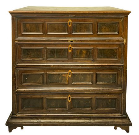 Cassettone in legno di noce, fine XVII secolo. Sul fronte quattro cassetti decorati ciascuno con formelle lastro
