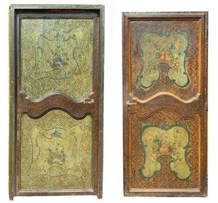 Porta in legno laccata e dipinta sul fronte e sul retro, Sicilia, XVIII secolo. Cm 190x86. Misure comprese del braghetto