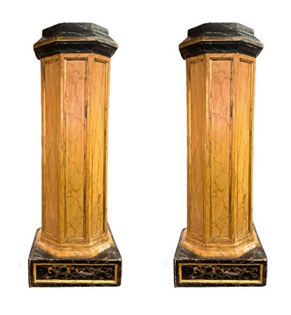 Coppia di colonne esagonali laccate a finto marmo, XVIII secolo, Sicilia. H cm 135. Base quadrata cm 47x47. Piano esagon
