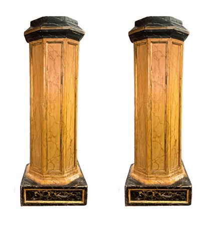 Coppia di colonne esagonali laccate a finto marmo, XVIII secolo, Sicilia. H cm 135. Base quadrata cm 47x47. Piano esagon