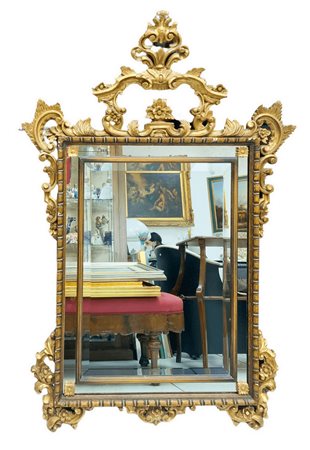 Specchiera con specchio molato in legno dorato a foglia. Cm 130x93