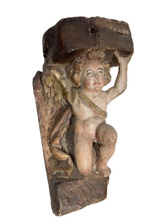 Frammento ligneo policromo e dorato raffigurante putto barocco, produzione Sicilia, XVII secolo. H cm 42. Larghezza cm 2
