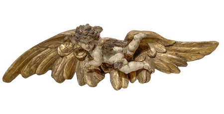Scultura con angelo policromo in legno laccato e dorato a foglie. Cm 19x60