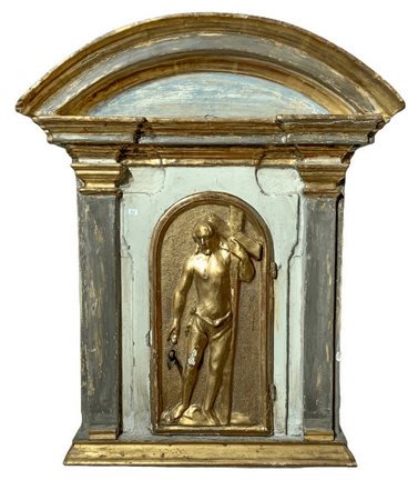 Edicola in legno laccato e dorato con timpano ad arco. Inizio XVIII secolo. H cm 62. Larghezza cm 48. ProfonditÃ  cm 32