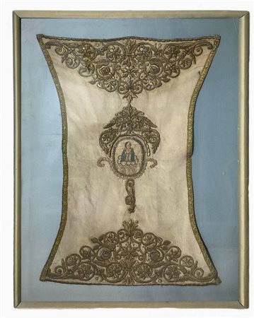 Paramento sacro con decorazioni in oro zecchino ed effige della Madonna, XVII secolo. Cm 76x48, in cornice cm 80x62