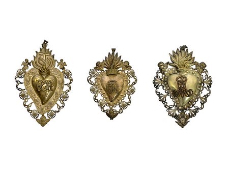 N 3 Ex voto in argento in parte a vermeil a forma di cuore con puttini e zefiri. 1) H cm 21 2) H cm 22 3) H cm 23