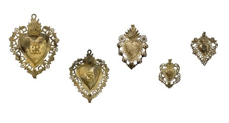 N 5 Ex voto in argento in parte a vermeil a forma di cuore con puttini e zefiri. 1) H cm 14,5; 2) H cm 10,5; 3) H cm 9; 