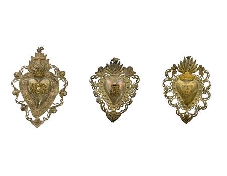 N 3 Ex voto in argento in parte a vermeil a forma di cuore con puttini e simboli della passione. 1) H cm 23 2) H cm 17 3