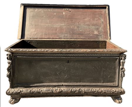 Cassapanca in legno di noce con sculture agli angoli raffiguranti cariatidi, cornice riccamente intagliata, piedi leonin