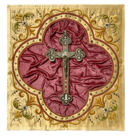 Crocifisso in bacheca di metallo argentato con tessere di vetro a mosaico. Cm 22x10, in cornice cm 45x40