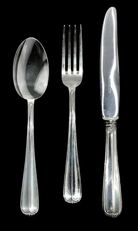 Servizio di posate in argento composto da 12 forchette (780gr), 12 cucchiai (800 gr) e 12 coltelli.