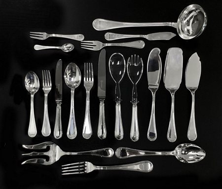 Servizio di posate in argento, Calegaro. per 12 persone. Composto da 141 pezzi: 12 cucchiai da minestra, 24 coltelli, 24