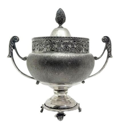 Zuccheriera in argento 800, primi â€˜900. H cm 14. Peso gr 200.