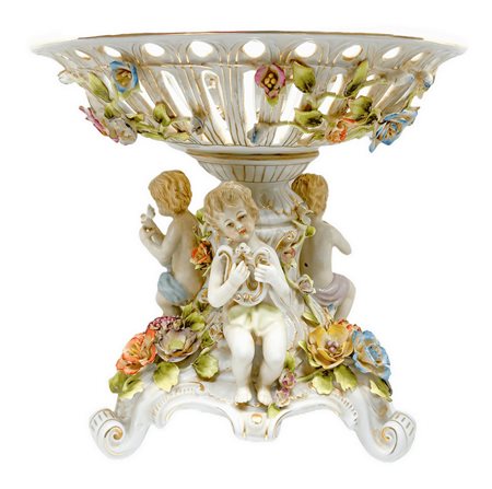 Centrotavola marcato Meissen, alla base putti musicanti. XX secolo. H cm 28