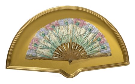 Ventaglio dipinto a motivi floreali in ventagliera. Inizi XX secolo. Cm 38x64
