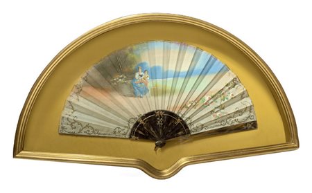 Ventaglio con stecche in tartaruga dipinto a mano con figure femminili. Inizi XX secolo. Cm 43x72