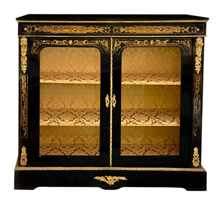 Vetrina bassa in legno nero ebanizzato e intarsi in ottone dorato e bronzi applicati, due sportelli a vetri, interno con