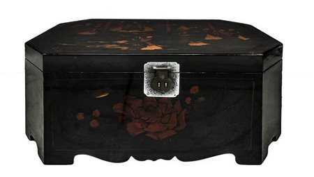 Antico baule cinese da viaggio in legno laccato dipinto a mano sul fronte con decori floreali, sul piano superiore con p