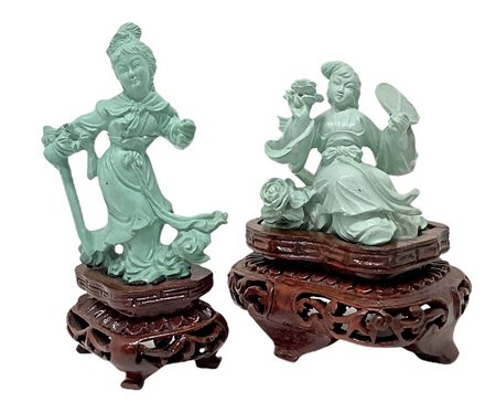 Coppia di statuette in turchese chiaro raffigurante Guanyn. In scatola, con piedistalli. 1)Cm 7,5, 2) cm 8,5
