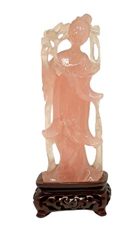 Statuetta raffigurante Guanin in giada rosa. H complessiva cm 19, larghezza cm 6