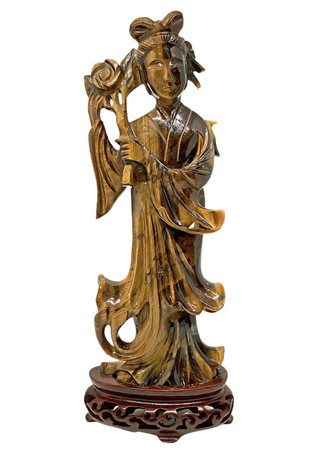 Statuetta raffigurante Guanin in occhio di tigre. H complessiva cm 18, larghezza cm 7