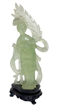 Statuetta in giada di colore verde chiaro raffigurante Guanine. Provenienza Pechino Primi anni del â€˜900. H cm 20. H co