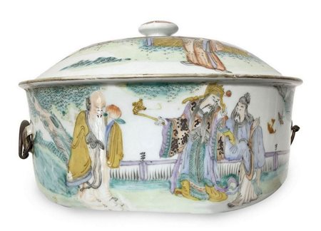 Zuppiera in ceramica con manici in metallo, Cina, inizi XX secolo. Raffigurante scene di genere e scritte in lingua cine