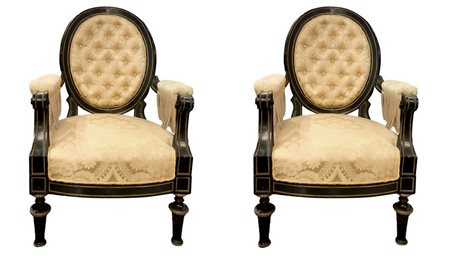 Coppia di poltrone in legno nero ebanizzato con spalliera ovale, bordure in ottone dorato, tappezzeria in damasco di set